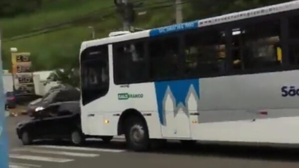 Buschauffeur geeft nul f*cks om stilstaande auto