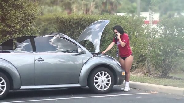 Mensen laten schrikken met een treintoeter blijft heerlijk om naar te kijken