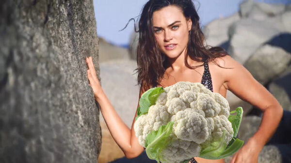 Model Myla Dalbesio met een maatje ‘meer’ zorgt voor flink wat hoogtepunten