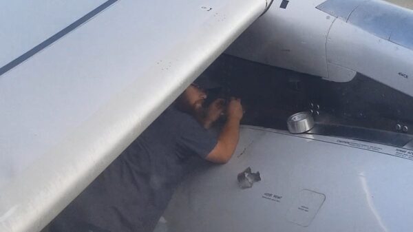 Handige Harrie fikst vliegtuig met wat ducttape en een creditcard