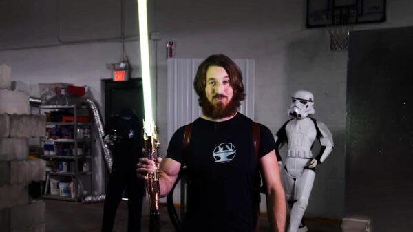Knutselaar maakt volledig werkende lightsaber van dik 2000 graden