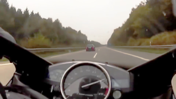 Mercedes C63 AMG vs. Yamaha YZF-R1 op de Deutsche Autobahn: place your bets