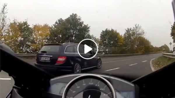 Mercedes C63 AMG vs. Yamaha YZF-R1 op de Deutsche Autobahn: place your bets