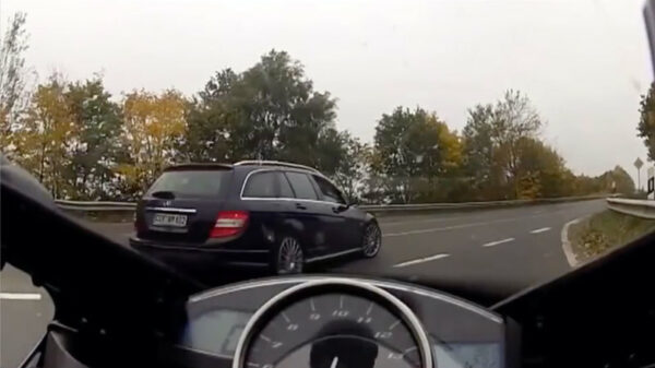 Mercedes C63 AMG vs. Yamaha YZF-R1 op de Deutsche Autobahn: place your bets