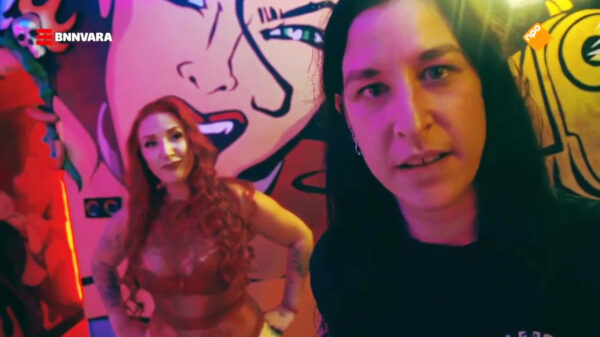 Ryanne van Dorst blijkt verdomd strenge dominatrix te kunnen zijn