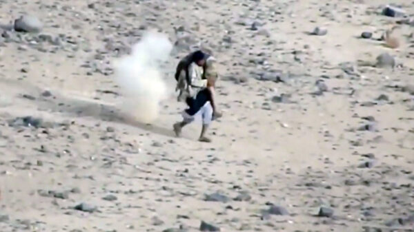 Jemenitische 'Forrest Gump' draagt met gevaar voor eigen leven zijn kameraad