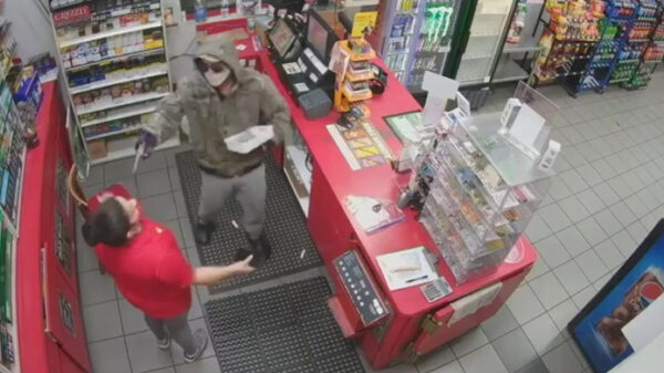 Tankstationmedewerkster niet onder de indruk van gewapende overvaller