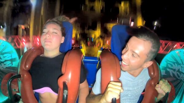 Blondje heeft weinig plezier van de slingshot omdat ze steeds nokkie gaat