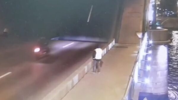 Motorrijder ziet openstaande brug over het hoofd