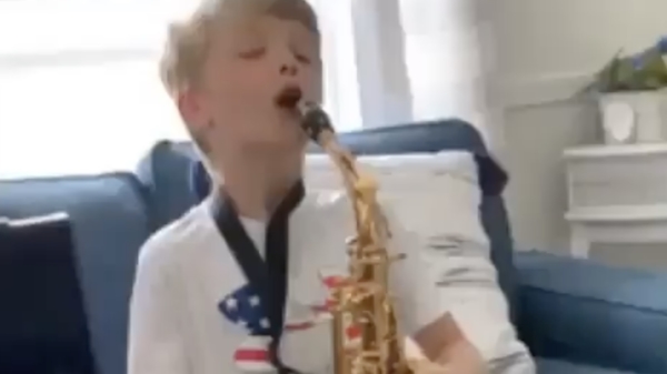 Hond kan het saxofoonspel niet echt waarderen