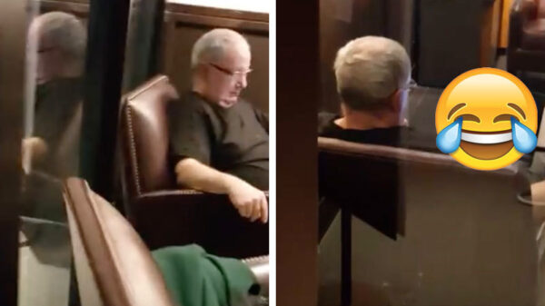 Bejaarde levensgenieter betrapt naar het kijken van een natuurfilm bij Starbucks