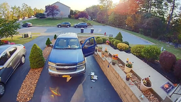 Amateurmonteur wordt bijna overhoop gereden als zijn auto wegrolt