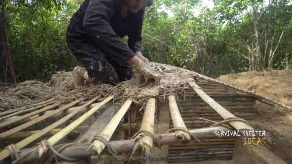 Handige Hetty bouwt een ondergrondse villa met haar blote vrouwenklauwen