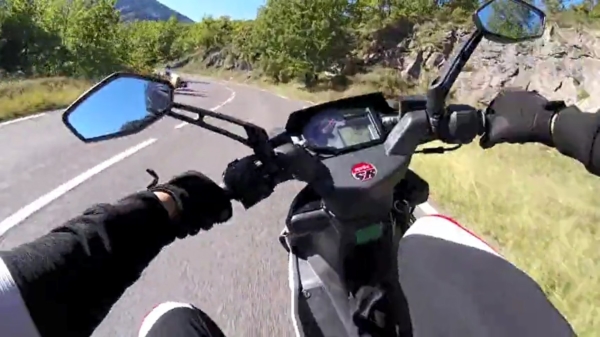 Putain! Franse scooter crasht en is boos op ALLES en IEDEREEN