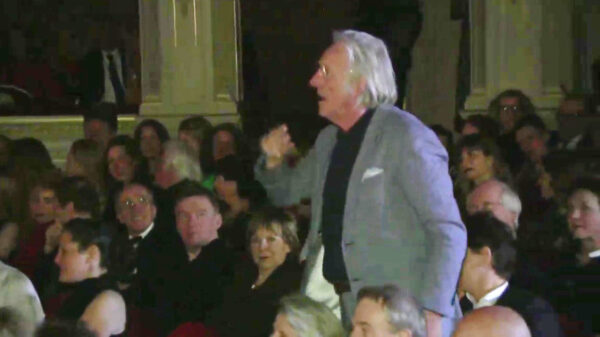 Freek de Jonge verstoort boekenbal en gaat vol in de aanval op Thierry Baudet