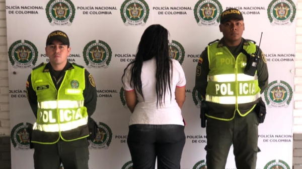 Colombiaanse dame is het niet eens met verkeersboete en valt agenten aan