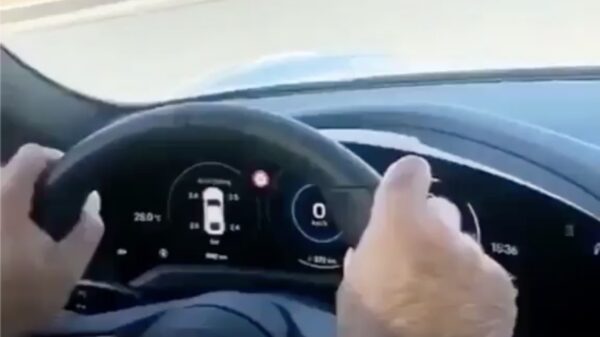 Amateurcoureur trapt eens goed op het gaspedaal van zijn gloednieuwe Porsche