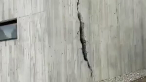 Bizar grote scheur in een muur is niet wat het lijkt