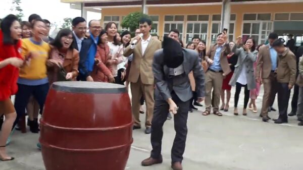 Geblinddoekt trommelen blijkt knap gevaarlijk voor eigen klokkenspel