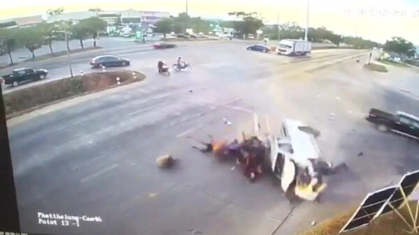 Bomvolle pickup-truck raakt zijn 18 passagiers kwijt tijdens keiharde crash