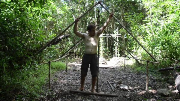 Primitive Technology bouwt vanuit het niets een vette hut van gras en modder