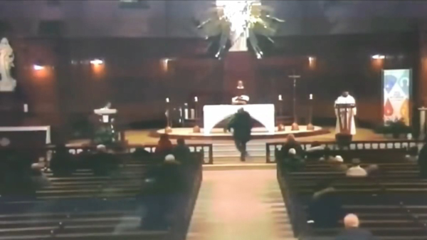 Canadese priester neergestoken tijdens livestream van ochtendmis