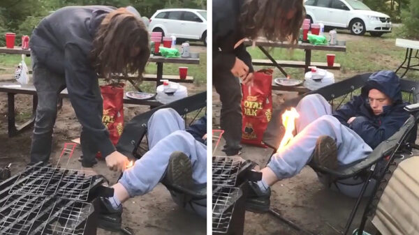 Je vriend wakker maken door zijn broek in de hens te zetten