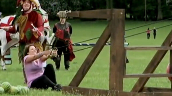 Web classic: iets te ijverige meloenschieter krijgt hem vol in d'r bakkes