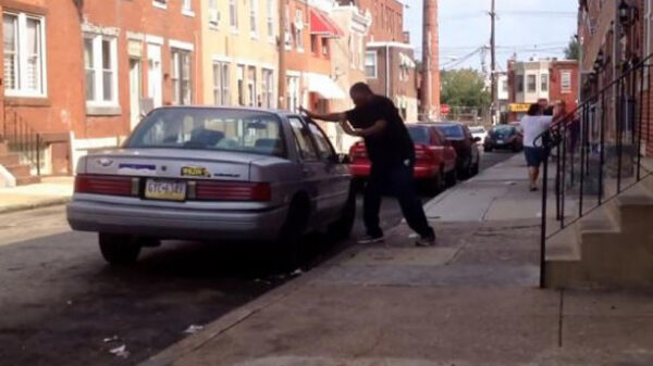 Gekkie probeert autoruit kapot te trappen als hij zijn autosleutels is 'vergeten'