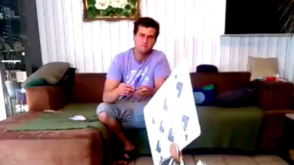 Op deze professionele kaartwerper zou zelfs een ninja jaloers worden