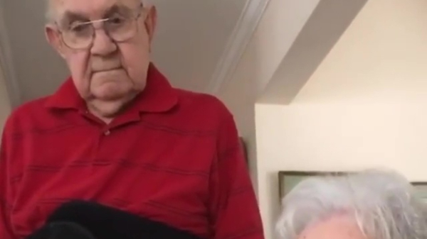 Opa en oma maken voor het eerst kennis met Siri