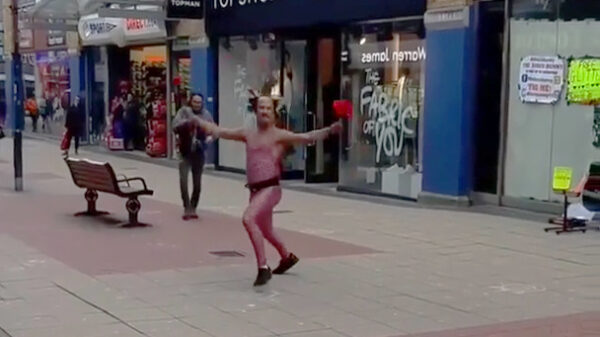 Deze straatartiest wil gewoon graag een hippie zijn