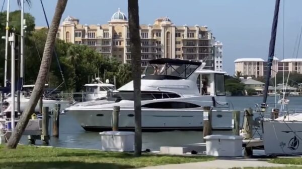 Het aanleggen van een boot is nog knap lastig als je straalbezopen bent