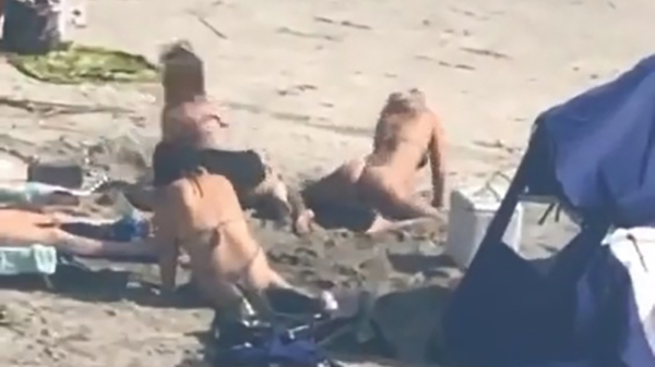 Kijk papa, je dochter vermaakt zich prima op het strand!