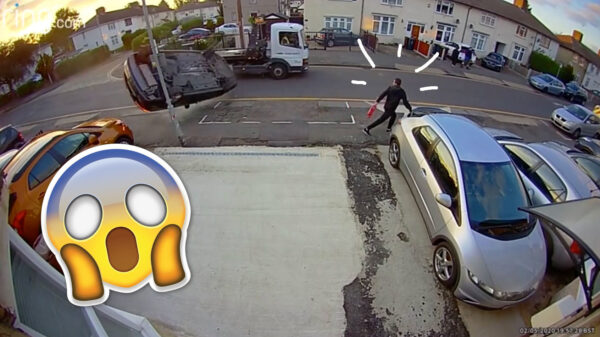 Nietsvermoedende wandelaar bijna verpletterd door aanrollende Audi