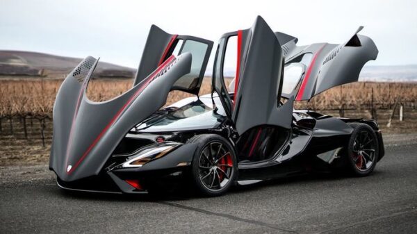 WOOT: snelste productie-auto ter wereld jankt met 532 km/u over de weg