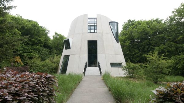 Te koop in Beekbergen: futuristisch ruimteschip voor €2.299.000,- k.k.