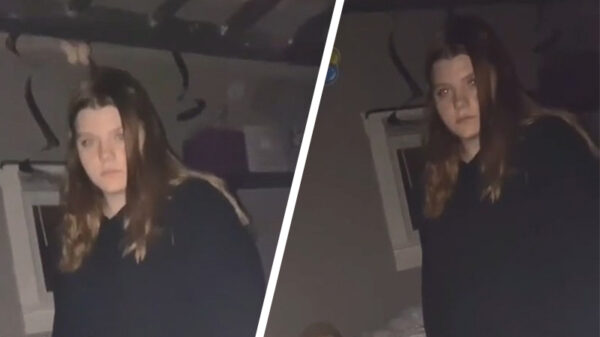 Amanda flipt hem volledig als d'r slaapwandelende zus haar stoïcijns aanstaart