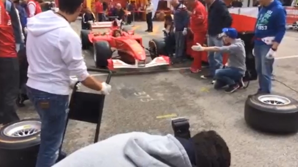 Pitspoes weet ook deze supertrage pitstop van Ferrari te verpesten