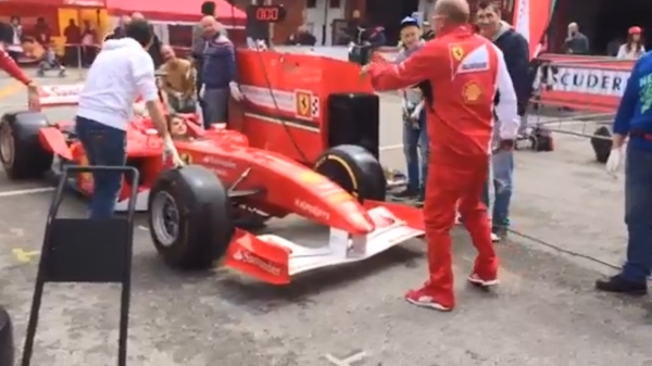 Pitspoes weet ook deze supertrage pitstop van Ferrari te verpesten