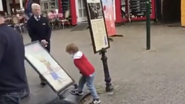 Koter heeft de tijd van zijn leven met een reclamebord