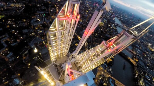 Roofers zijn behoorlijk levensmoe en beklimmen hoogste wolkenkrabber van Engeland