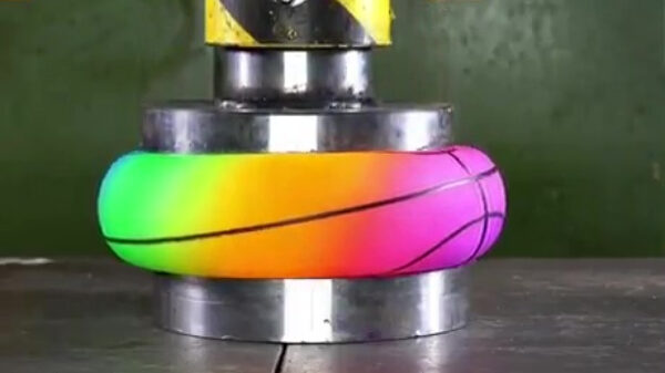 Wegschietende bal zorgt voor levensgevaarlijke situatie bij hydraulische pers