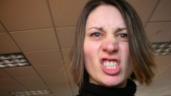 "911, help, ik mag van deze winkelmedewerker geen zuurstof inademen"