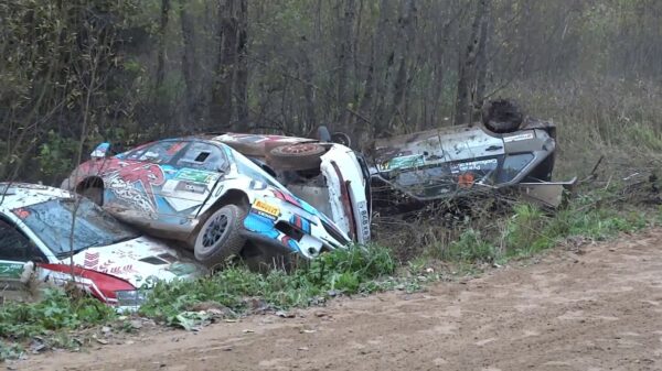 Verraderlijk bochtje in de Pushkinskie Gory-rally verandert in een schroothoop van auto's