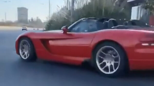 Uitslover heeft zijn Dodge viper niet onder controle