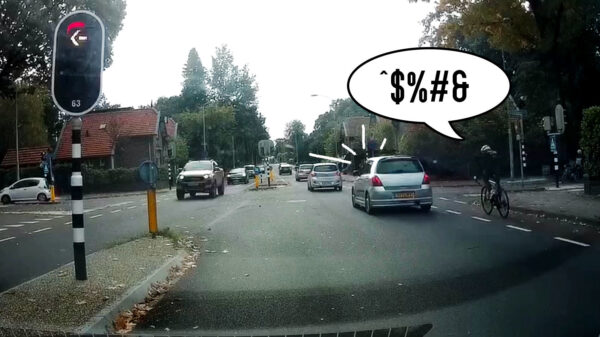 Wielrenner wordt van de weg gekegeld door automobilist in Suzuki Swift