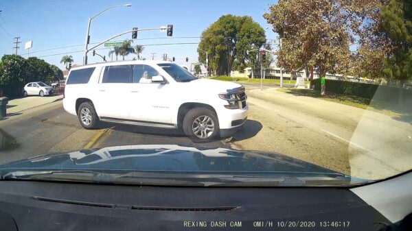 Automobilist achtervolgd en geramd door pislinke idioot in Hyundai