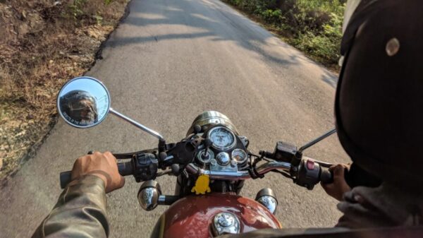 Evel Knievel gooit zijn gashendel open maar pas nou op voor die... BAM!