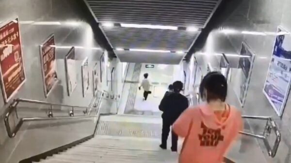 Speltip 六十九: kijk nooit op je telefoon als je een trap nadert